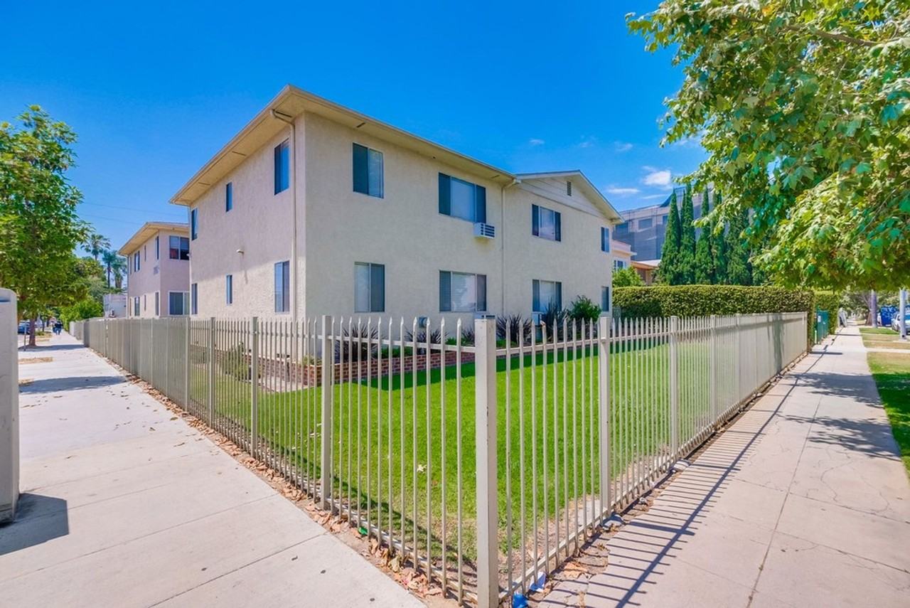 Classic Courtyard Building on Venice Blvd – Secure, Convenient, Pet - Photo 2 of 5