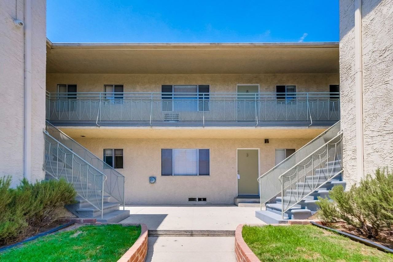 Classic Courtyard Building on Venice Blvd – Secure, Convenient, Pet - Photo 3 of 5