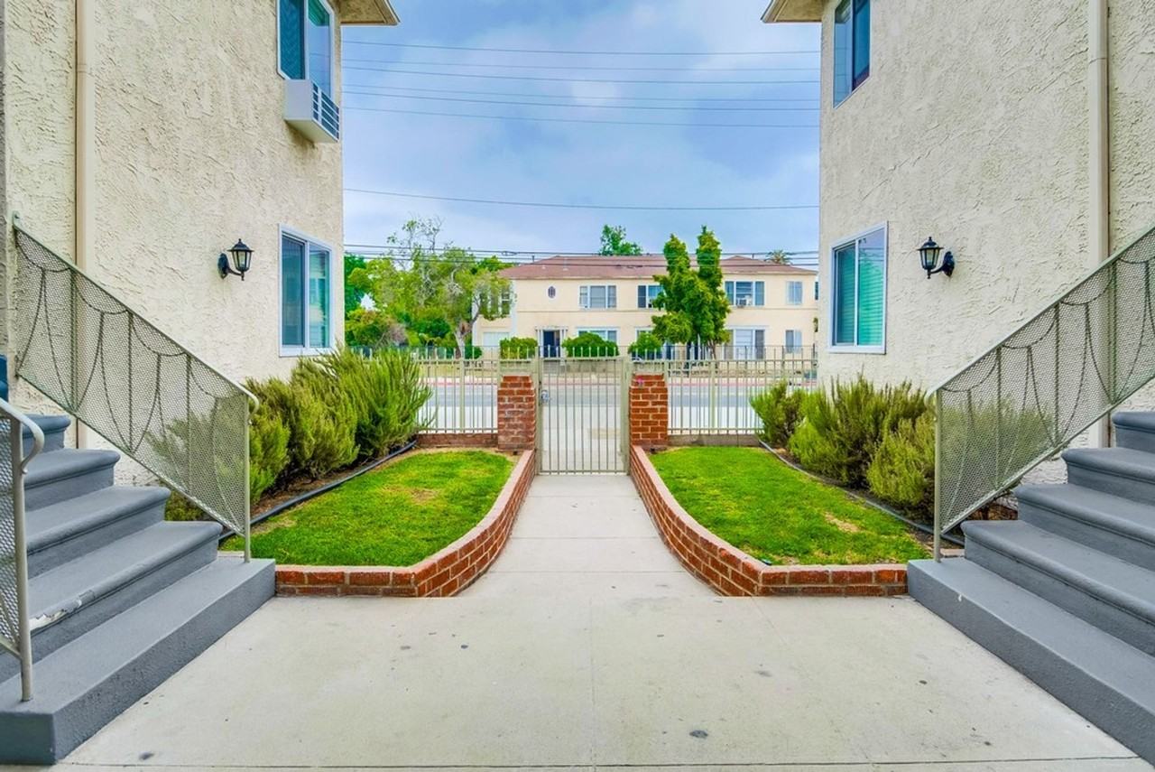 Classic Courtyard Building on Venice Blvd – Secure, Convenient, Pet - Photo 4 of 5