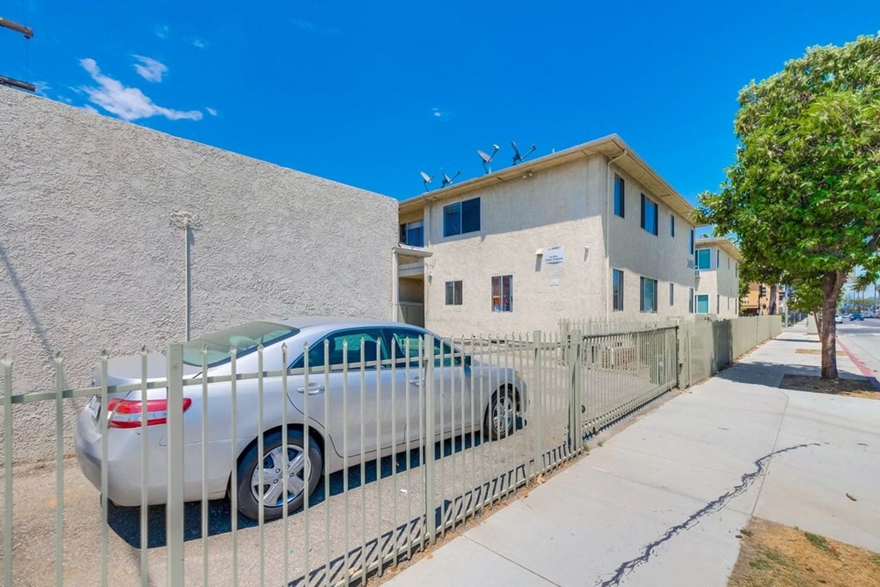 Classic Courtyard Building on Venice Blvd – Secure, Convenient, Pet - Photo 5 of 5