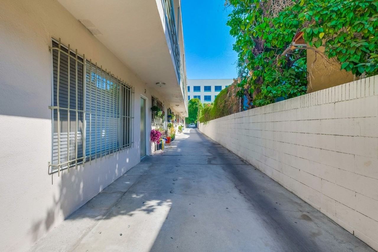 South L.A. Charm — Secure Apartments Near USC & Exposition Park - Photo 3 of 6