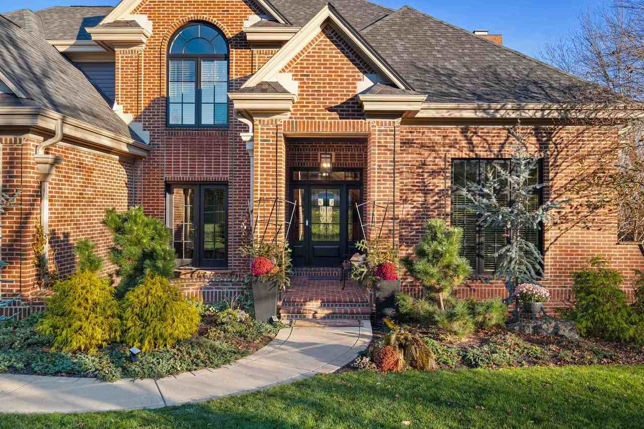 2075 Saint Andrews Dr - Photo 2 of 50