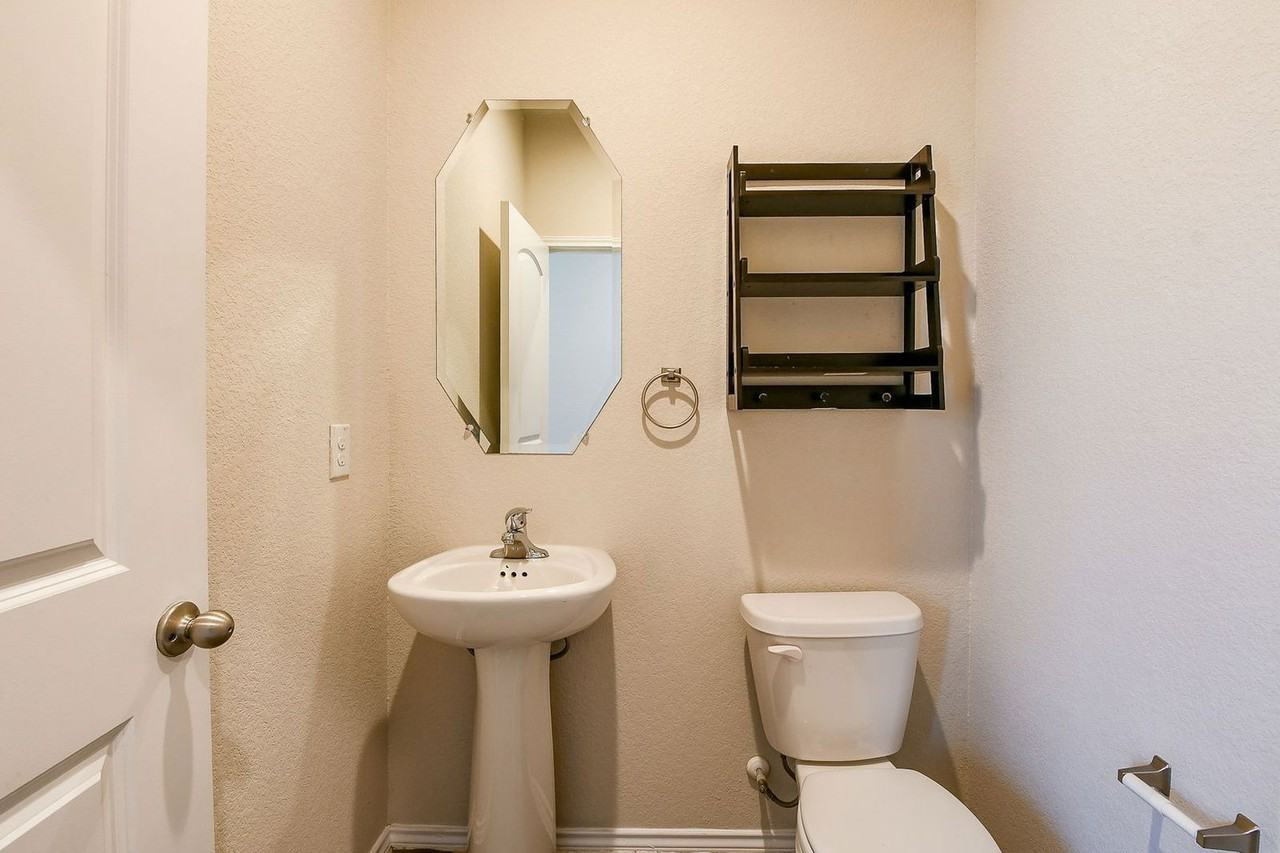 16744 Lonely Pines Dr - Photo 4 of 32