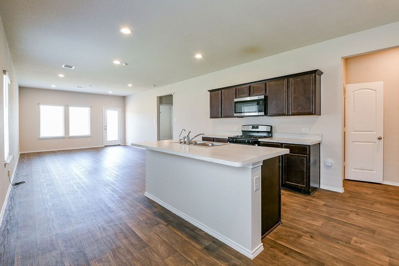 16744 Lonely Pines Dr - Photo 5 of 32