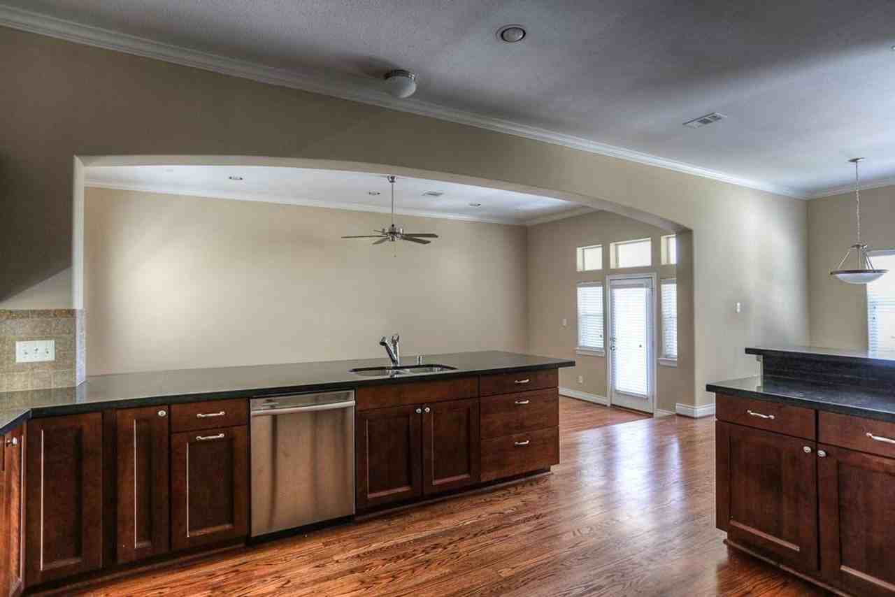 940 West 26th Street - Photo 6 of 19