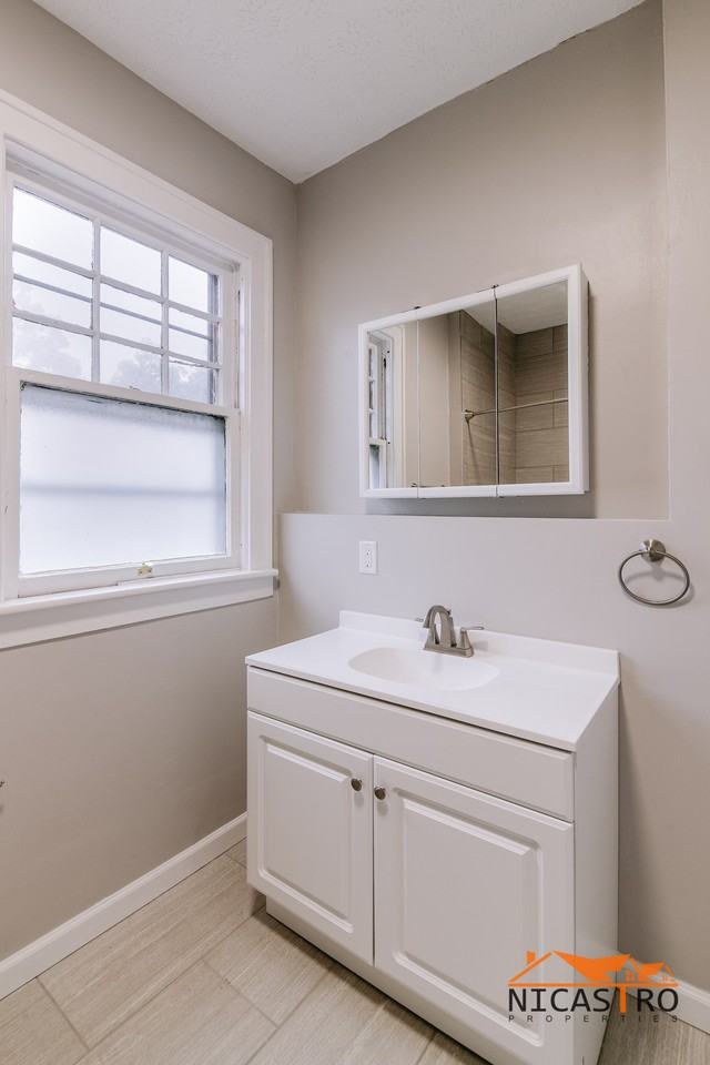 2072 Indianola Ave - Photo 4 of 43