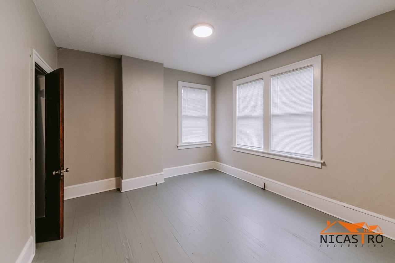 2072 Indianola Ave - Photo 6 of 43