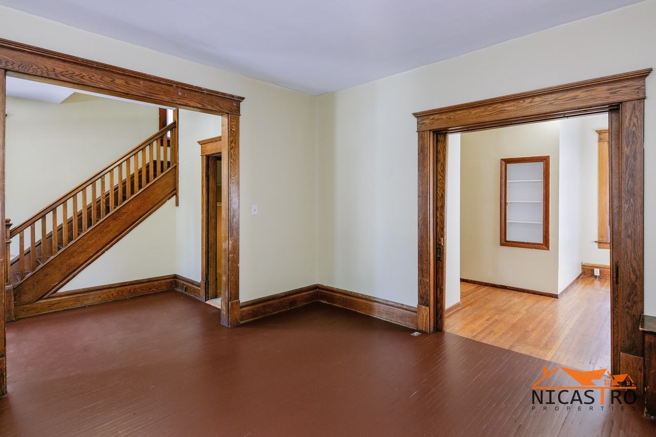 2064 Indianola Ave - Photo 5 of 46