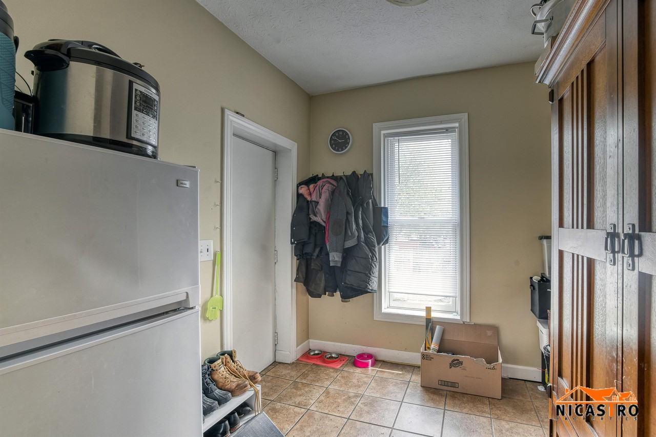 245 Collins Ave - Photo 4 of 50