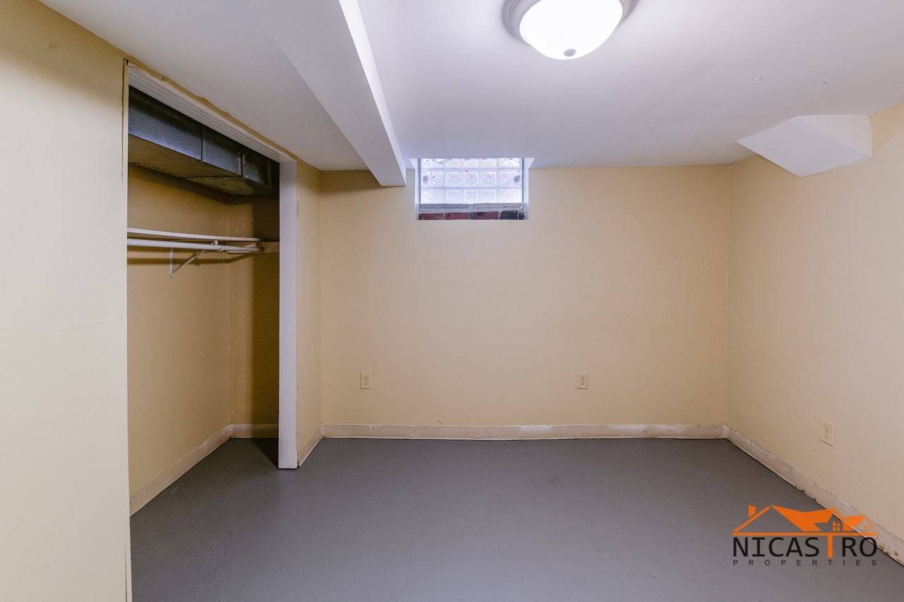 2097 Summit St - Photo 5 of 50