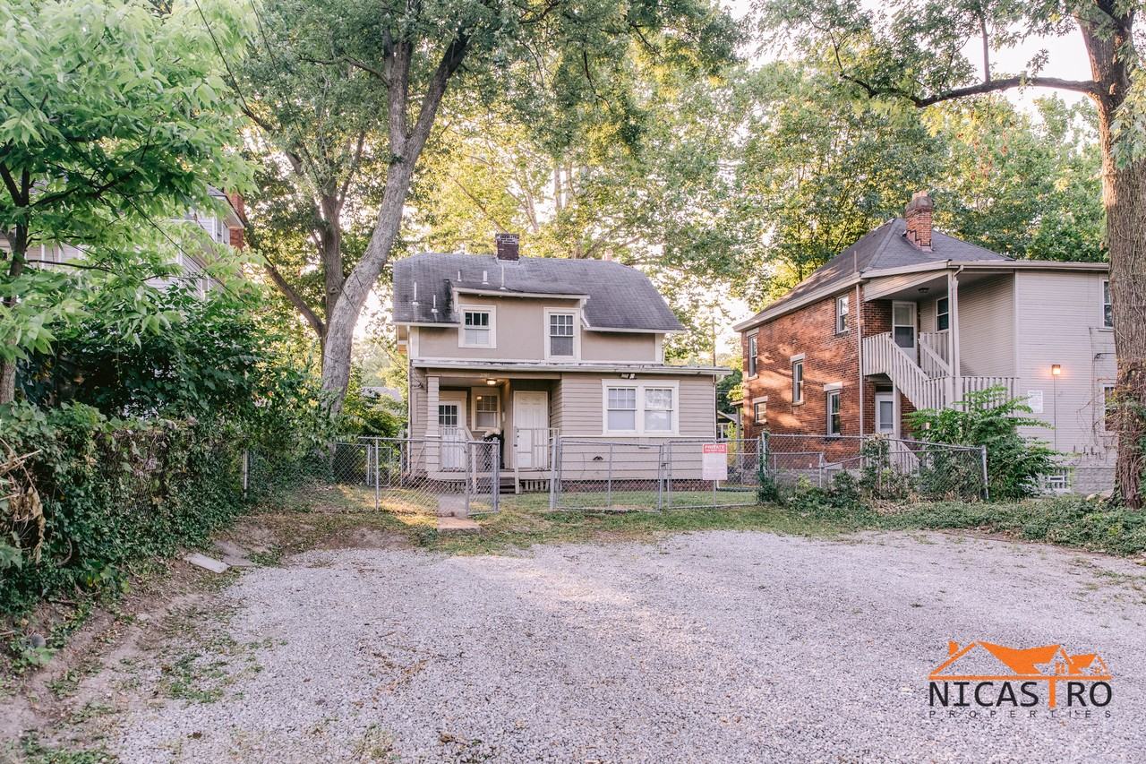 2097 Summit St - Photo 4 of 50