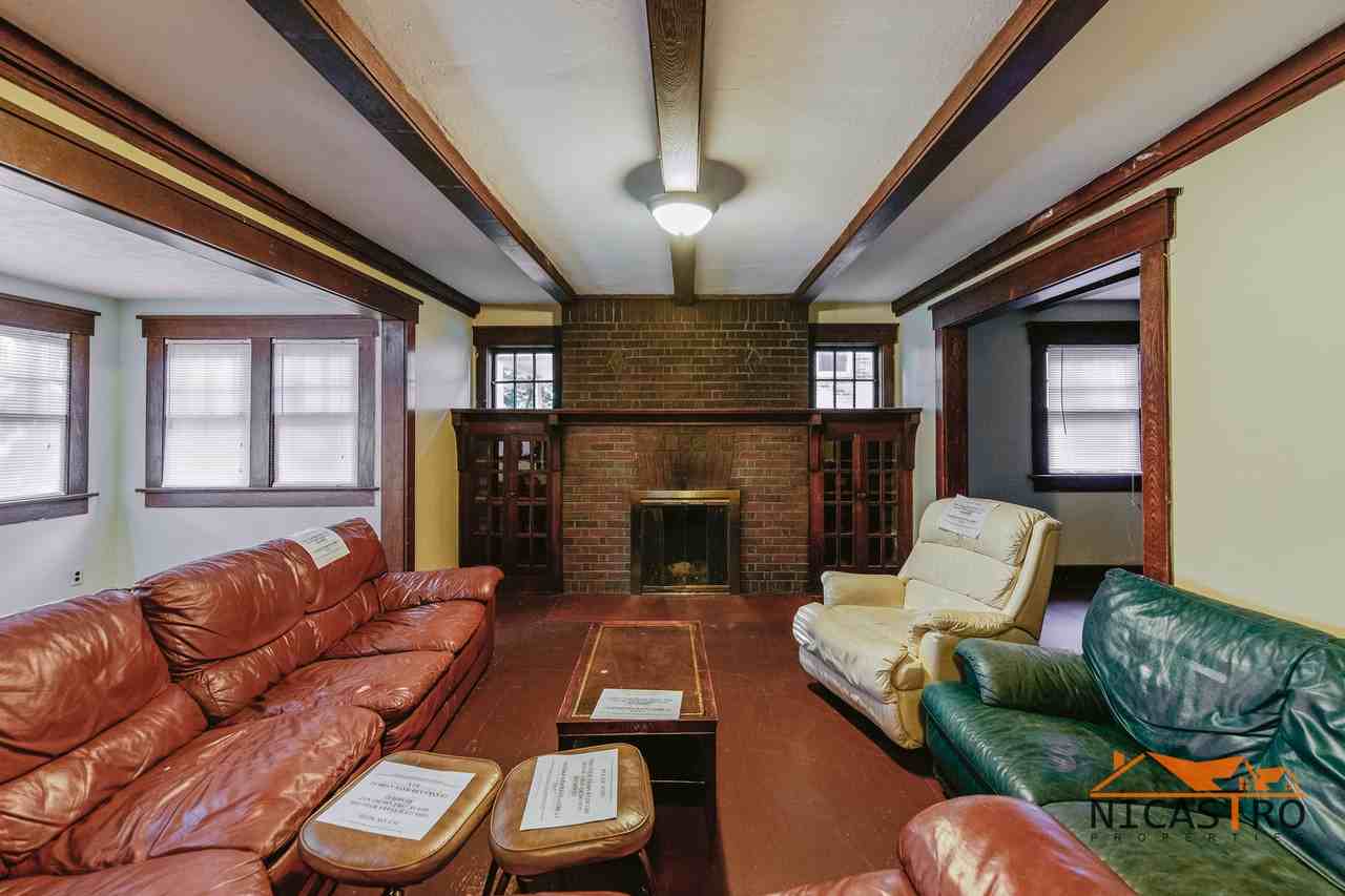 2097 Summit St - Photo 7 of 50