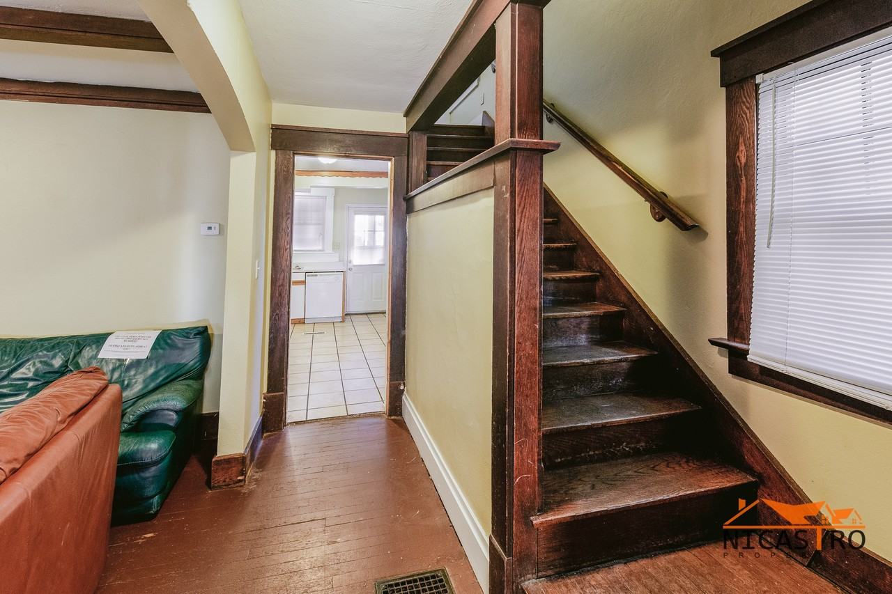 2097 Summit St - Photo 7 of 50