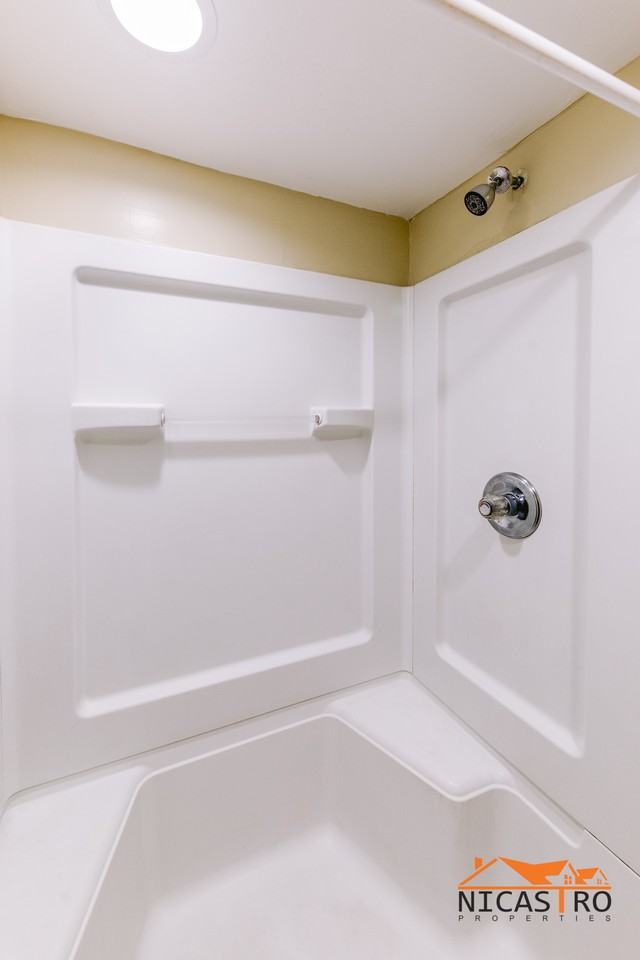 2097 Summit St - Photo 7 of 50