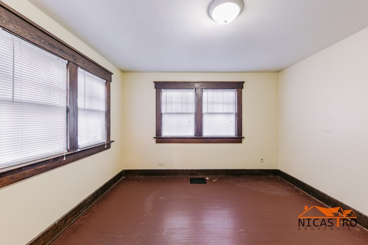 2097 Summit St - Photo 3 of 50