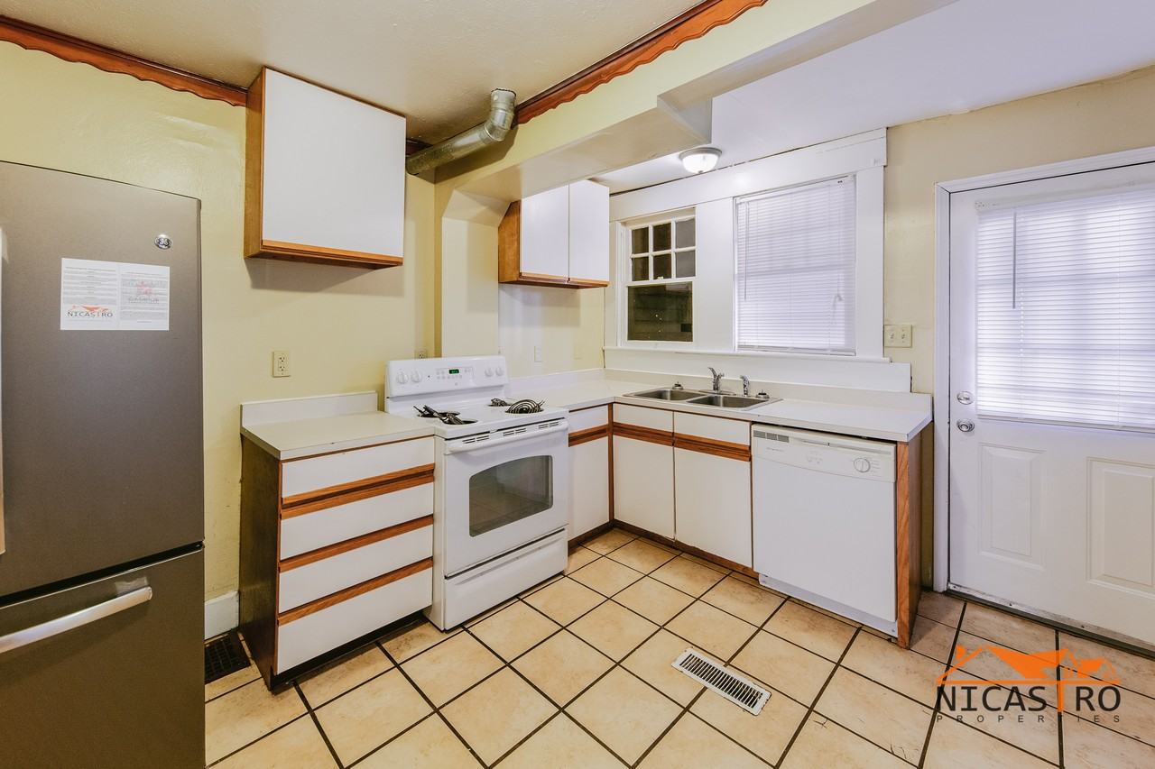 2097 Summit St - Photo 2 of 50