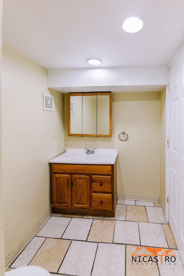2097 Summit St - Photo 4 of 50