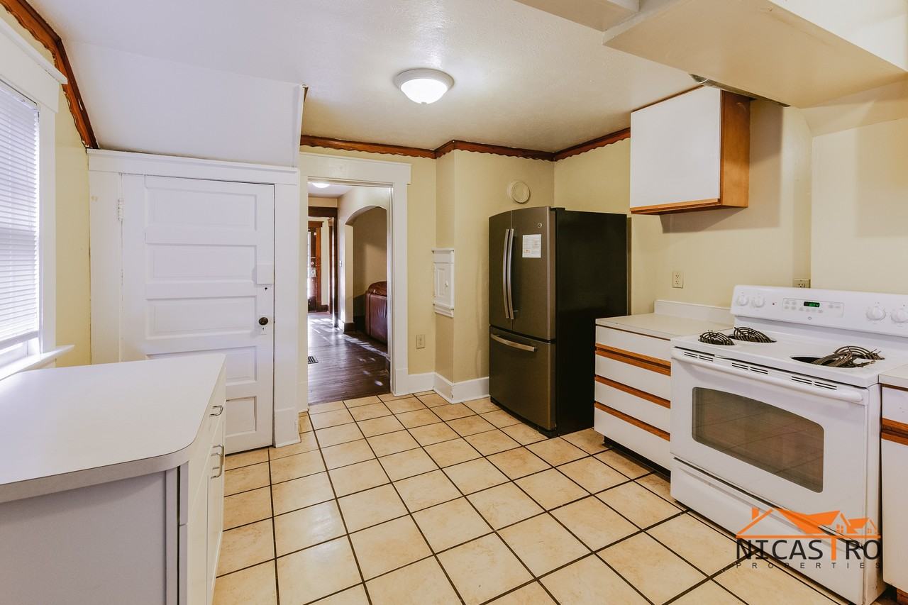 2097 Summit St - Photo 3 of 50