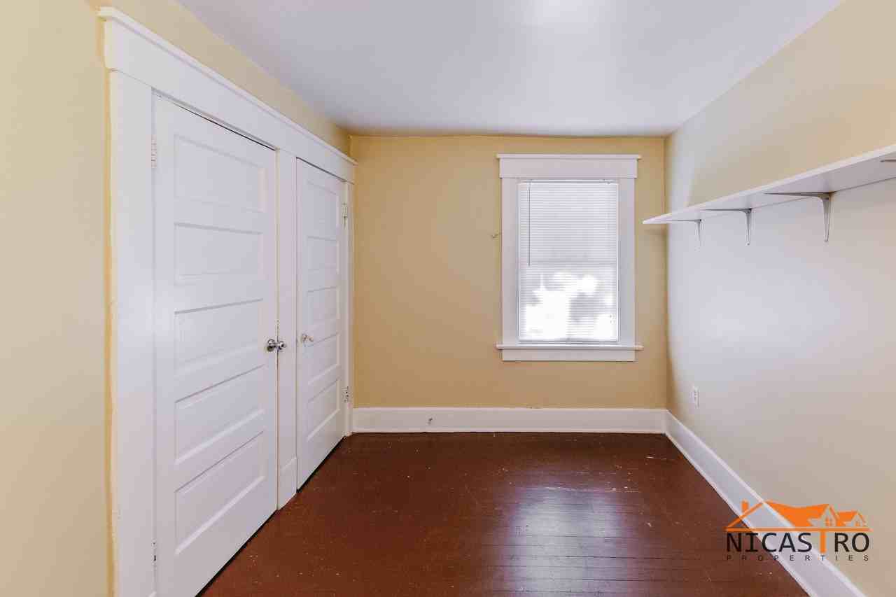 2097 Summit St - Photo 5 of 50