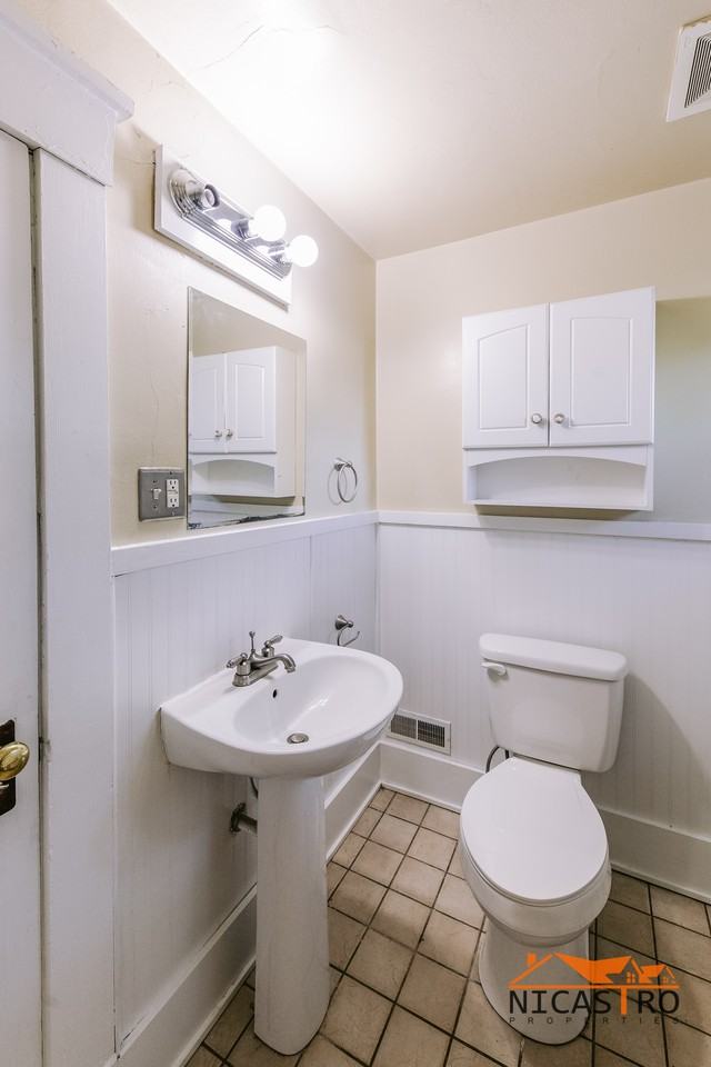 2097 Summit St - Photo 5 of 50