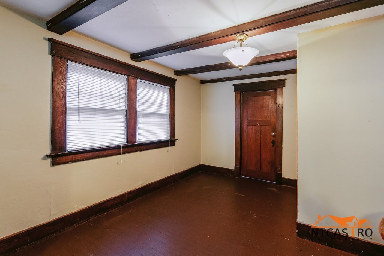 2097 Summit St - Photo 3 of 50