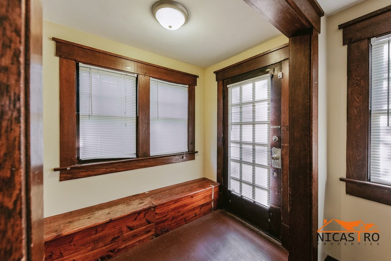 2097 Summit St - Photo 7 of 50