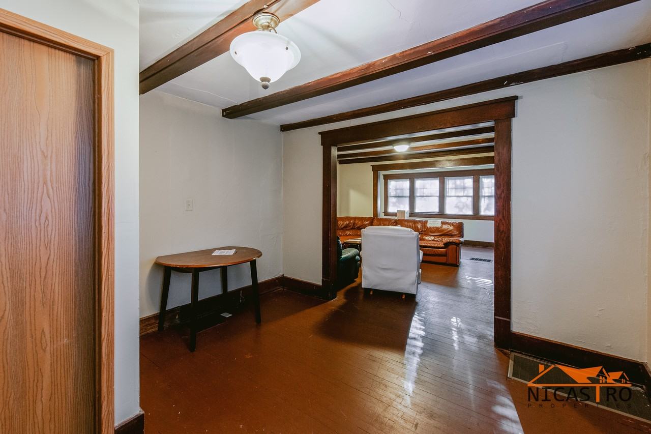 2097 Summit St - Photo 6 of 50