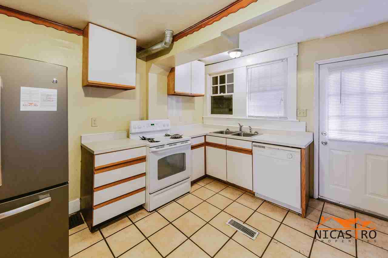 2097 Summit St - Photo 2 of 50