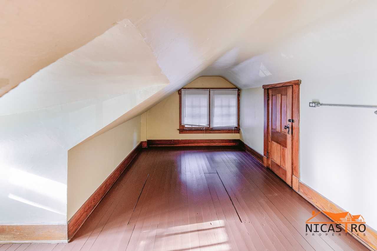 2097 Summit St - Photo 2 of 50