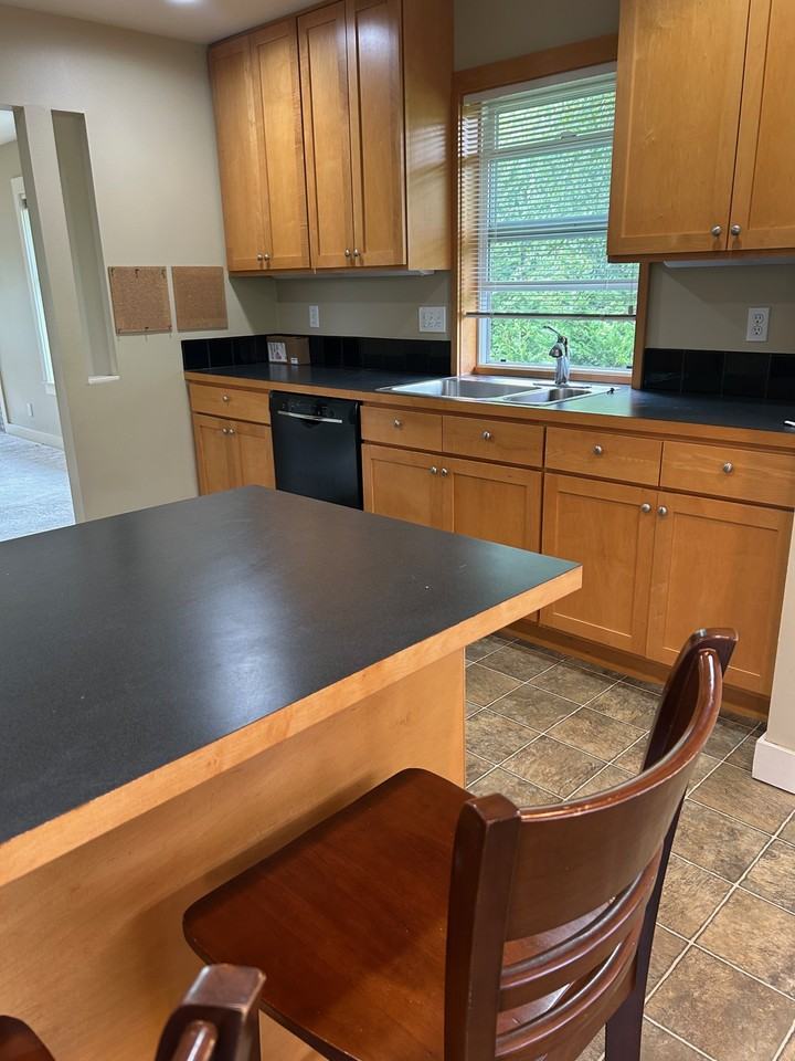 2516 6th Ave W - Photo 2 of 17