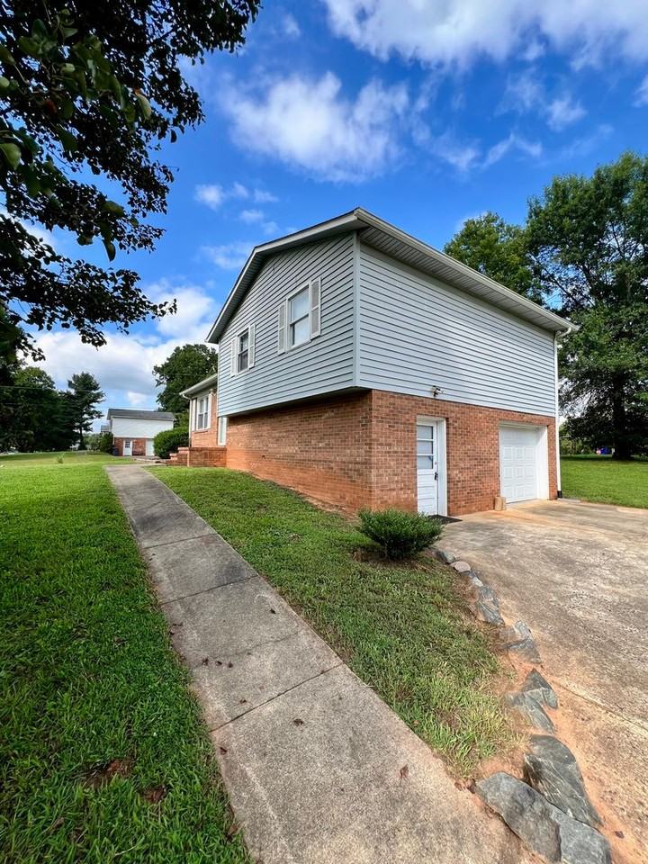 5525 Remington Point Dr - Photo 3 of 27