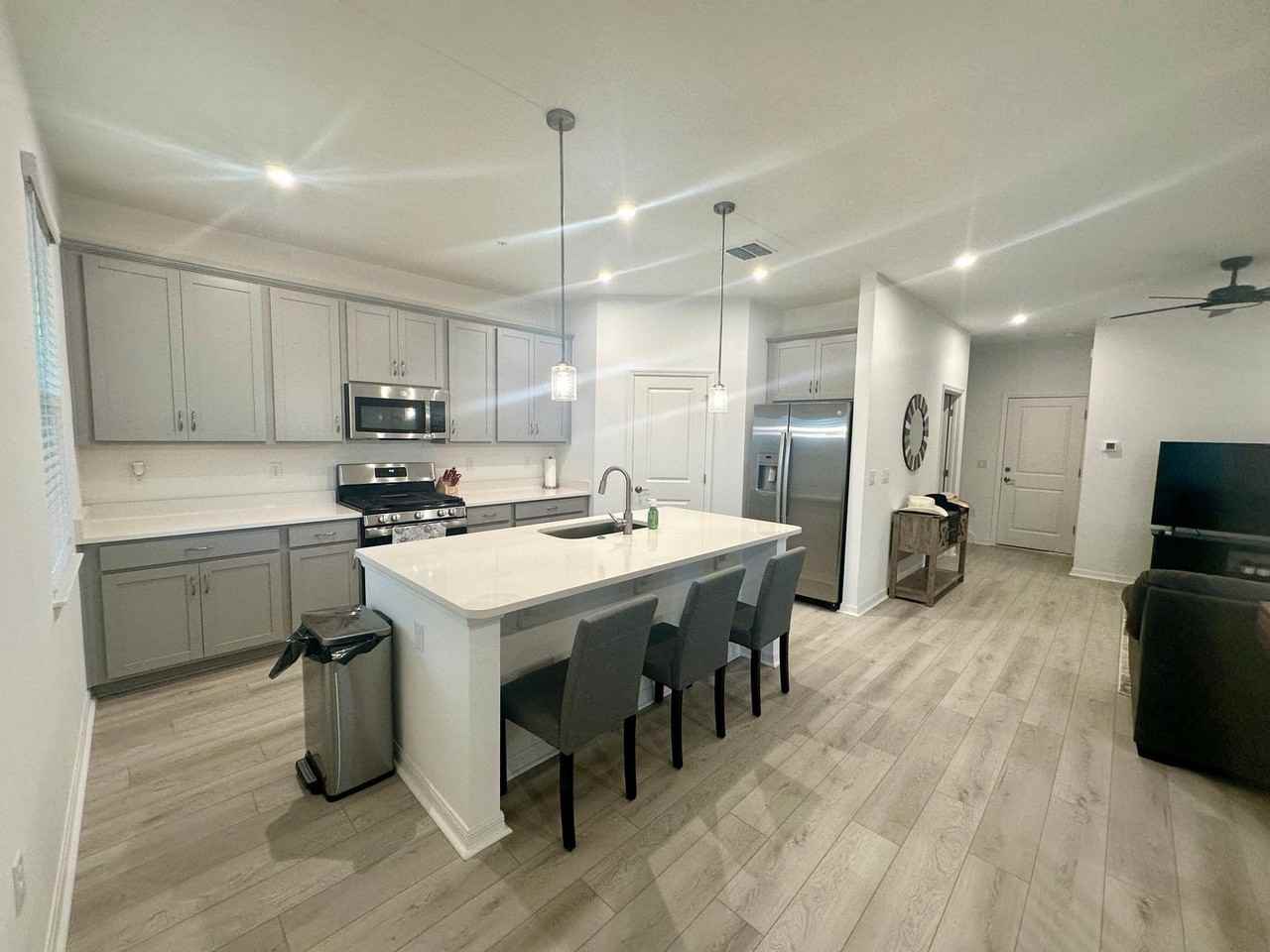 544 Orient Ave - Photo 4 of 21