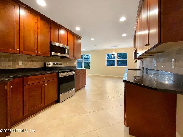 2922 Madrid Ave E - Photo 2 of 10