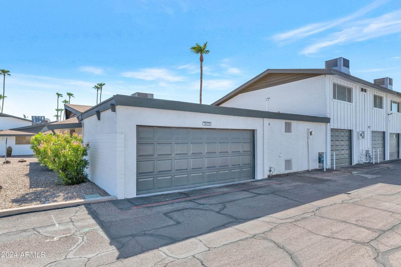 7635 E Minnezona Ave - Photo 3 of 24