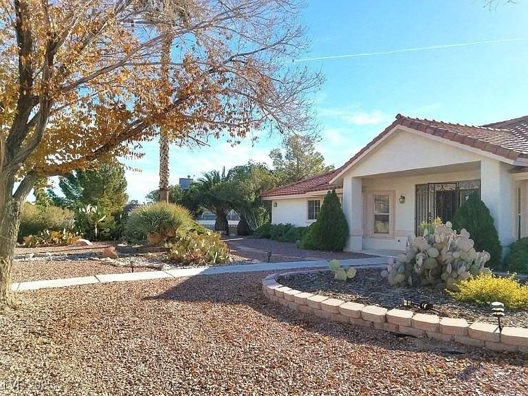 7595 W Camero Ave - Photo 3 of 28