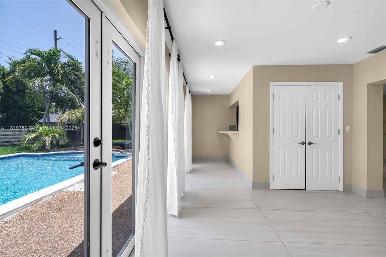 1540 Se 23rd Ave - Photo 6 of 27