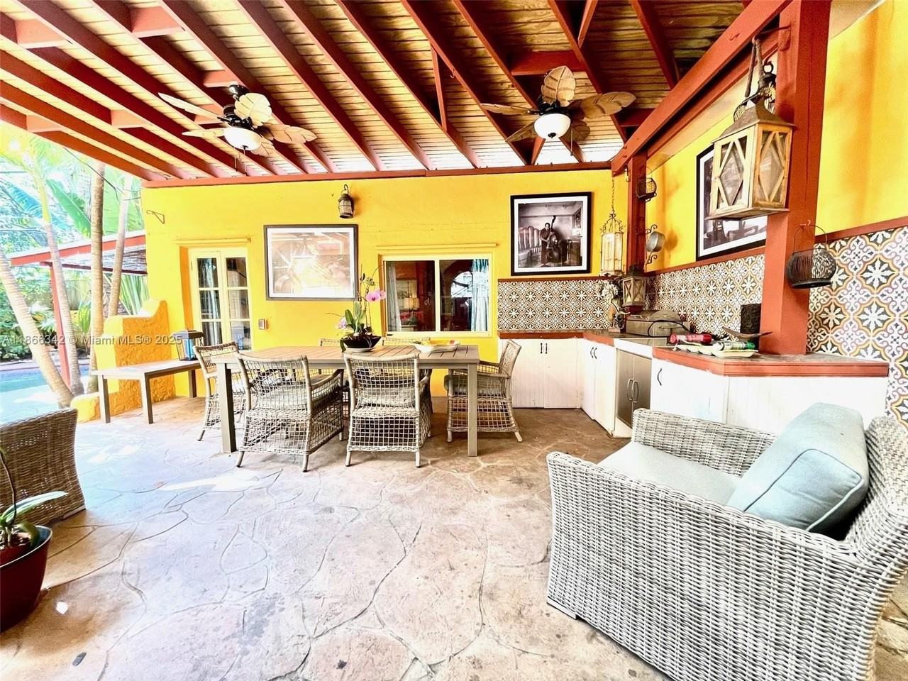 168 Ne 44th St - Photo 4 of 46