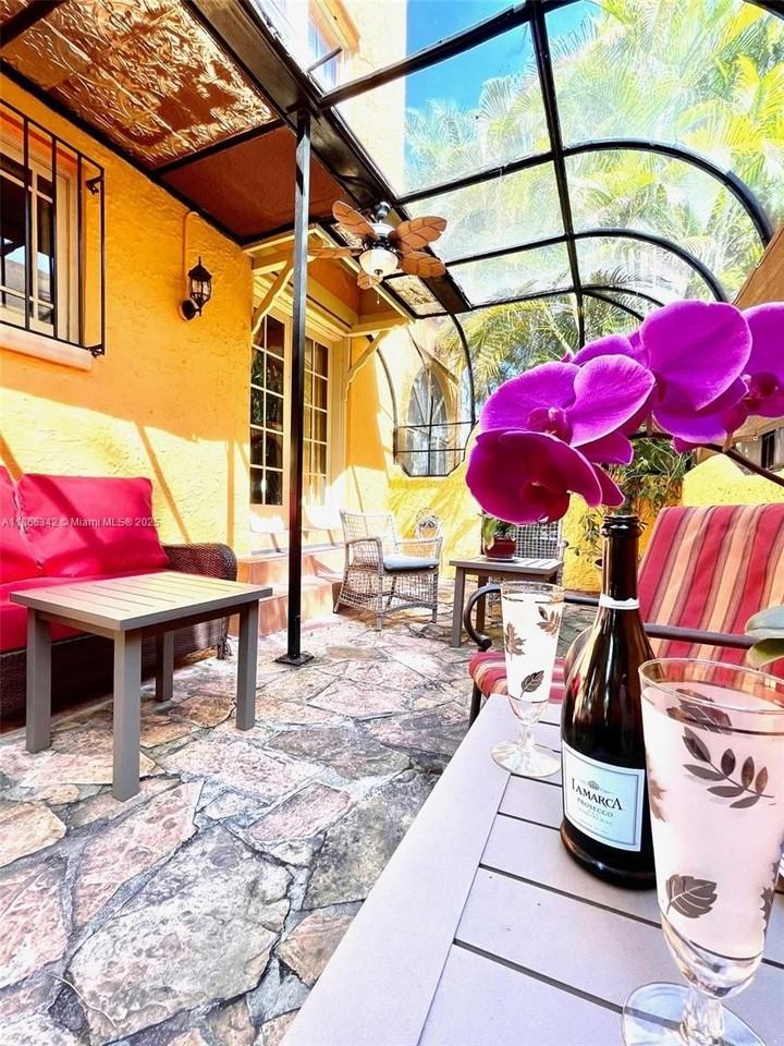 168 Ne 44th St - Photo 6 of 46