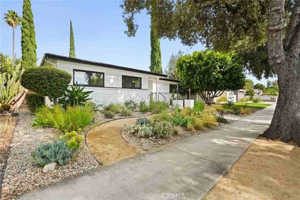 6556 Corbin Ave - Photo 3 of 37