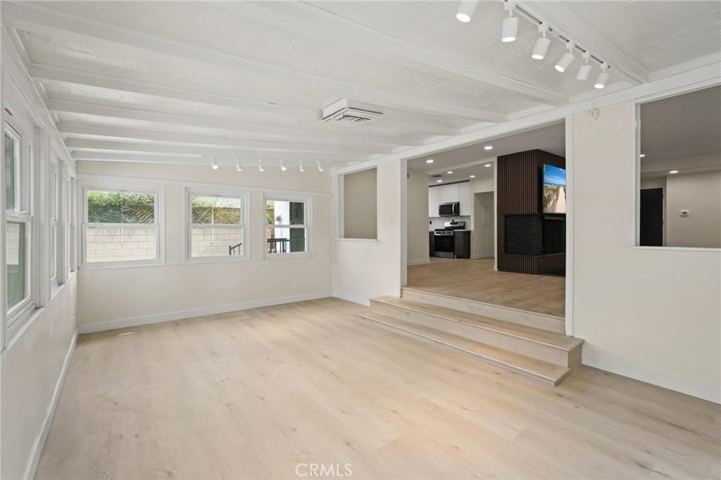 6556 Corbin Ave - Photo 5 of 37