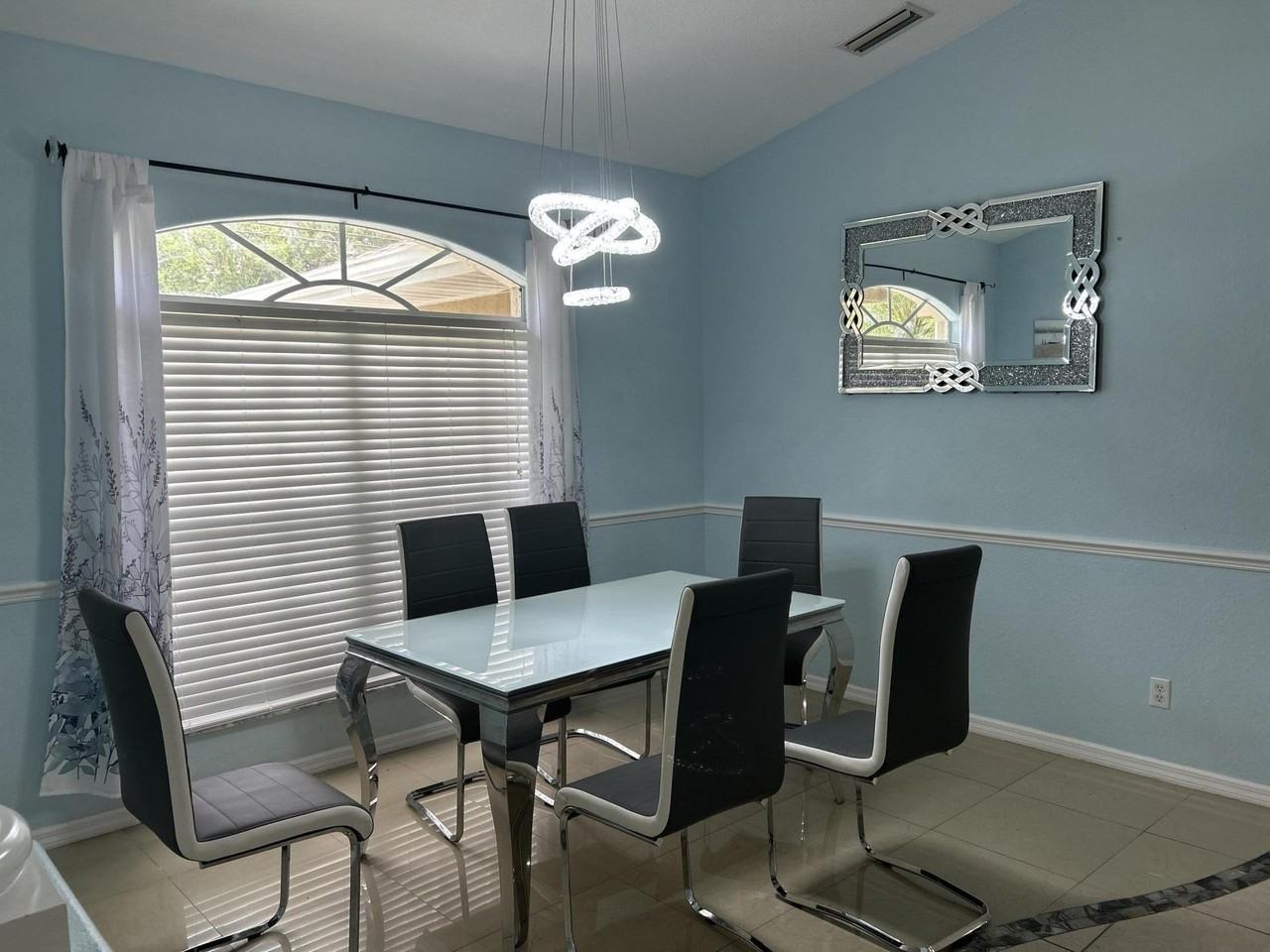 2590 Abbotsford St - Photo 4 of 39