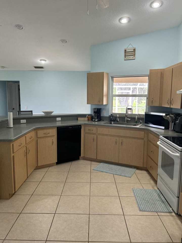 2590 Abbotsford St - Photo 7 of 39