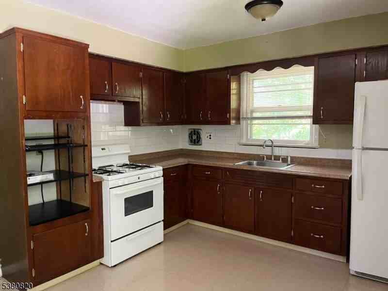 38 Park St - Photo 2 of 11