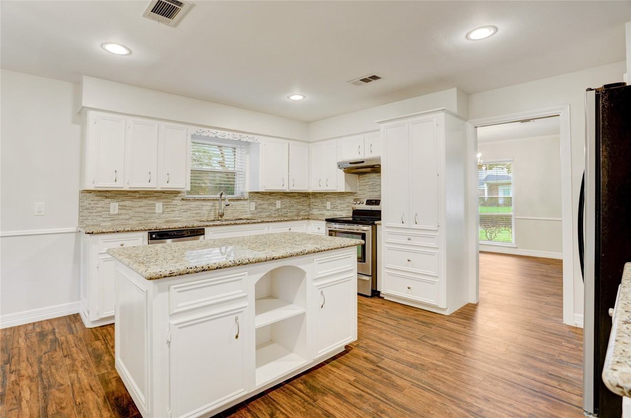 5751 Creekbend Dr - Photo 7 of 25