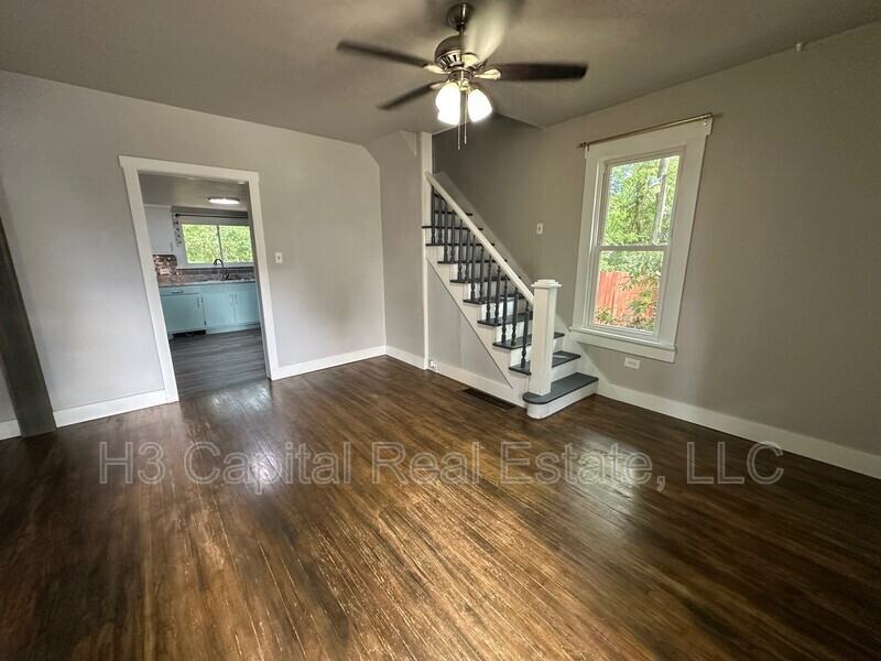 210 S Lange Ave - Photo 3 of 16