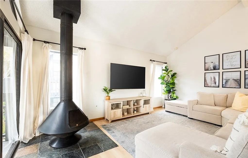 2520 W Macarthur Blvd #B - Photo 2 of 14