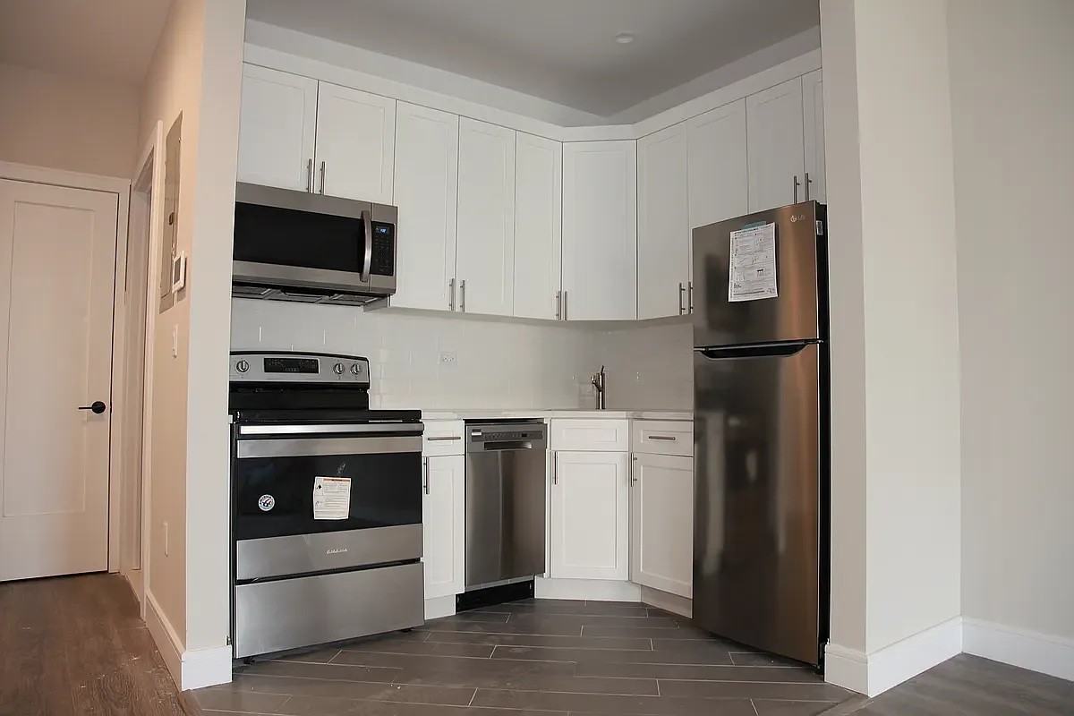 3038 Steinway St - Photo 2 of 3