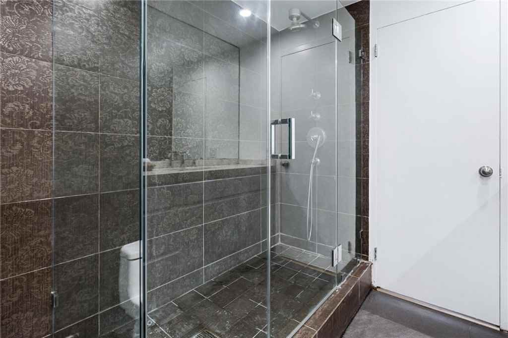 7250 Franklin Ave - Photo 2 of 15