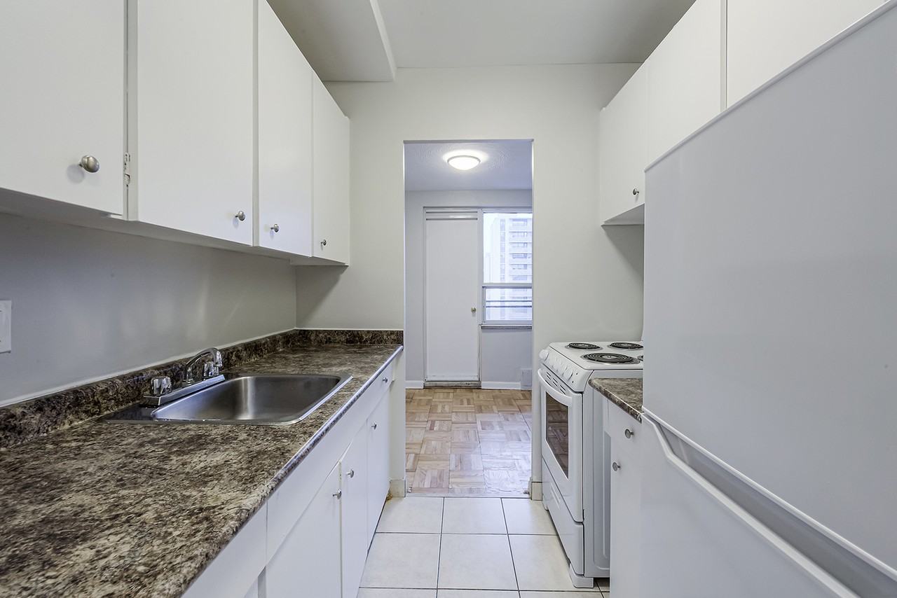 40 Raglan Avenue - Photo 3 of 32