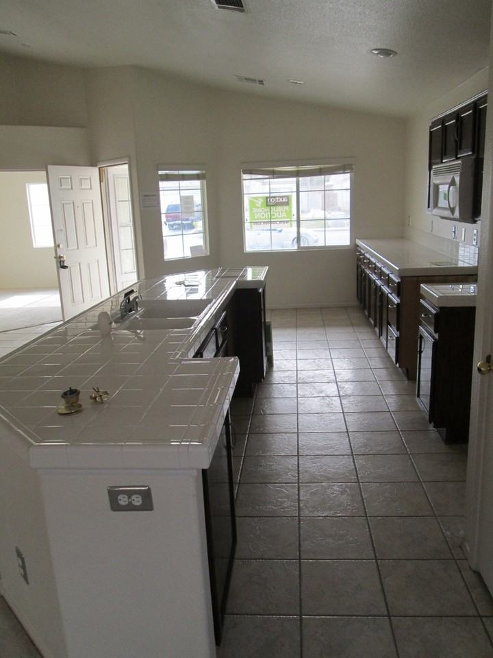 1018 Elliot Park Ave - Photo 5 of 13